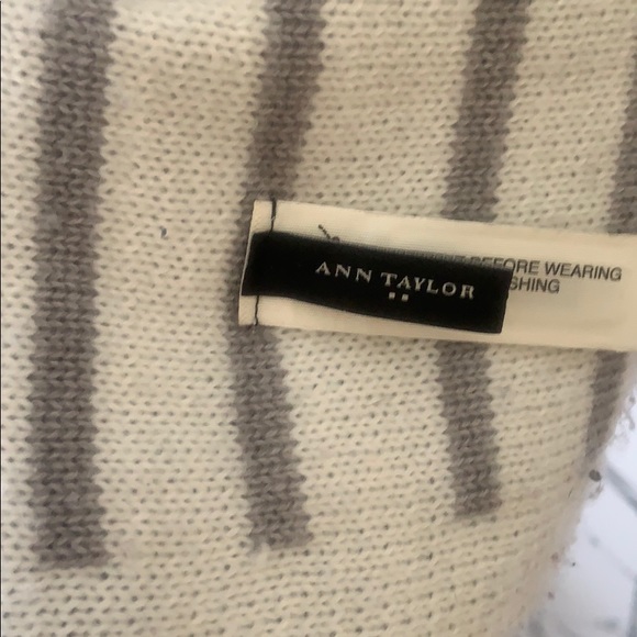 Anne Taylor sweater shawl - Picture 3 of 4